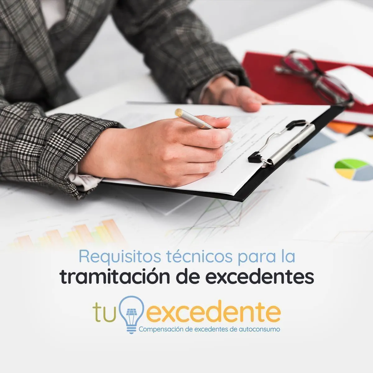 Persona rellenando un formulario en una carpeta sobre una mesa con gráficos, con el título «Requisitos técnicos para la tramitación de excedentes»