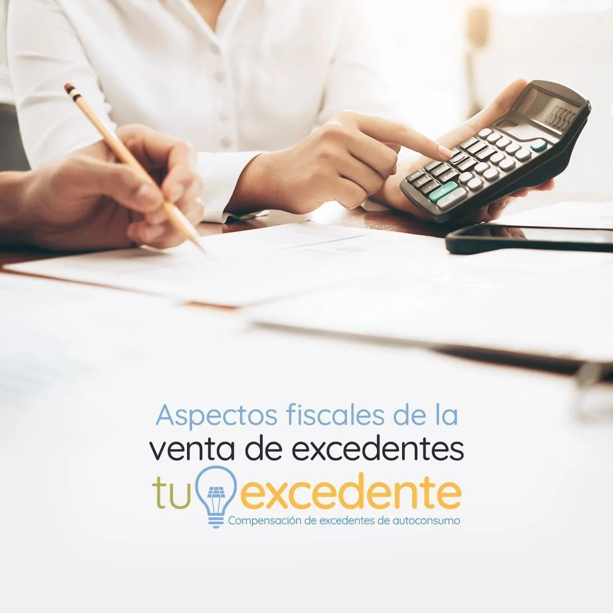 Dos personas revisan documentos con un lápiz y una calculadora, con el título «Aspectos fiscales de la venta de excedentes»