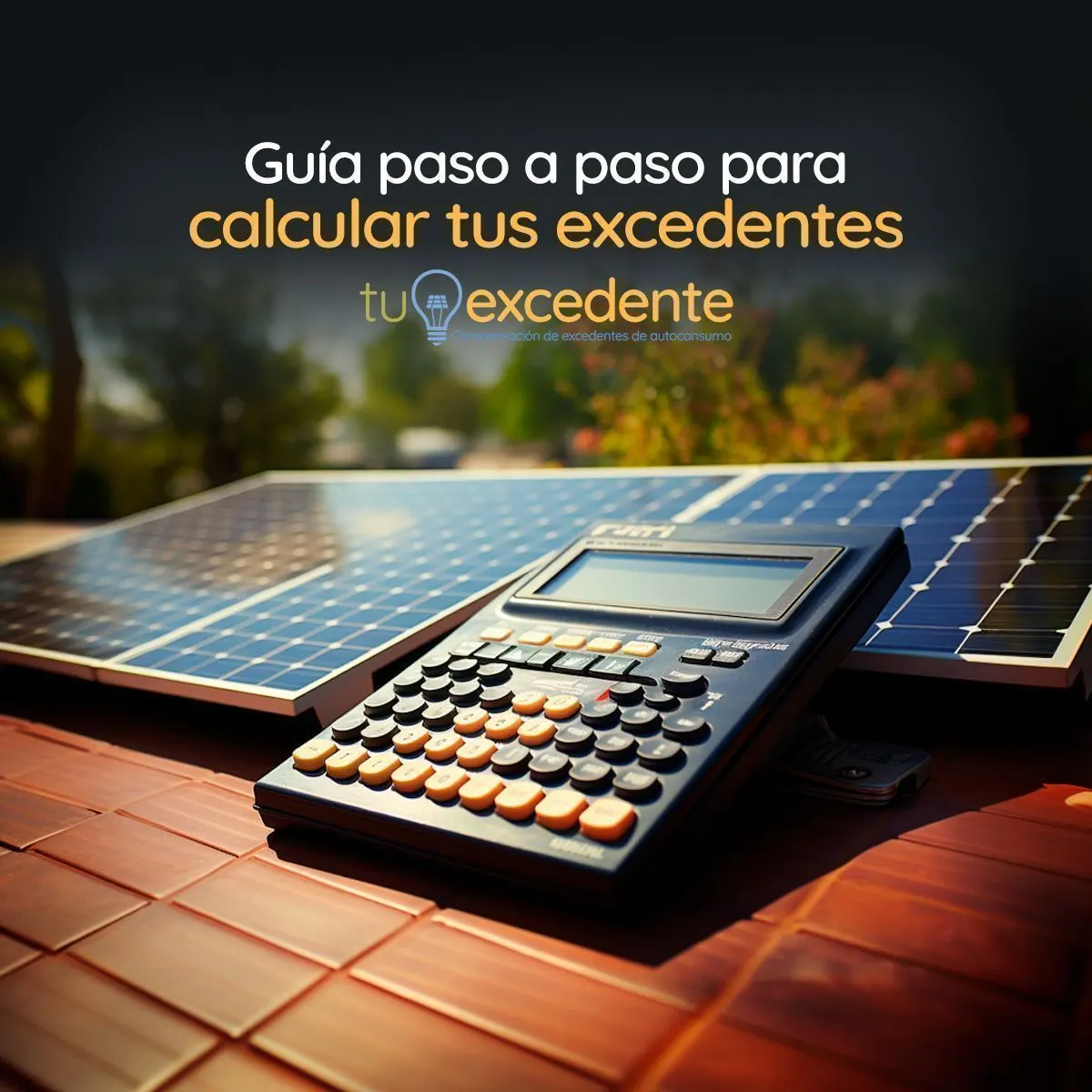 Calculadora apoyada sobre placas solares en un tejado, con el título «Guía paso a paso para calcular tus excedentes»
