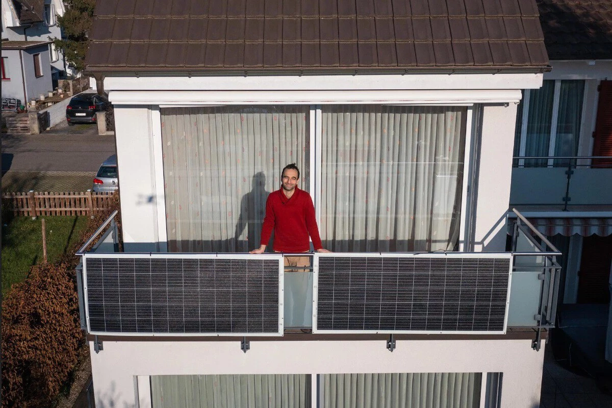 "Paneles solares portátiles instalados en un balcón orientado al sol, ideales para pisos de alquiler sin necesidad de obras"