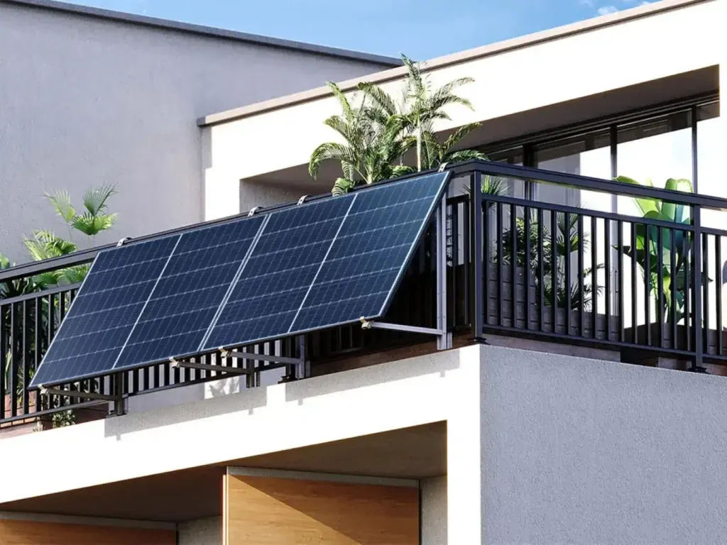 Paneles solares portátiles instalados en un balcón orientado al sol, en un piso de alquiler sin obras