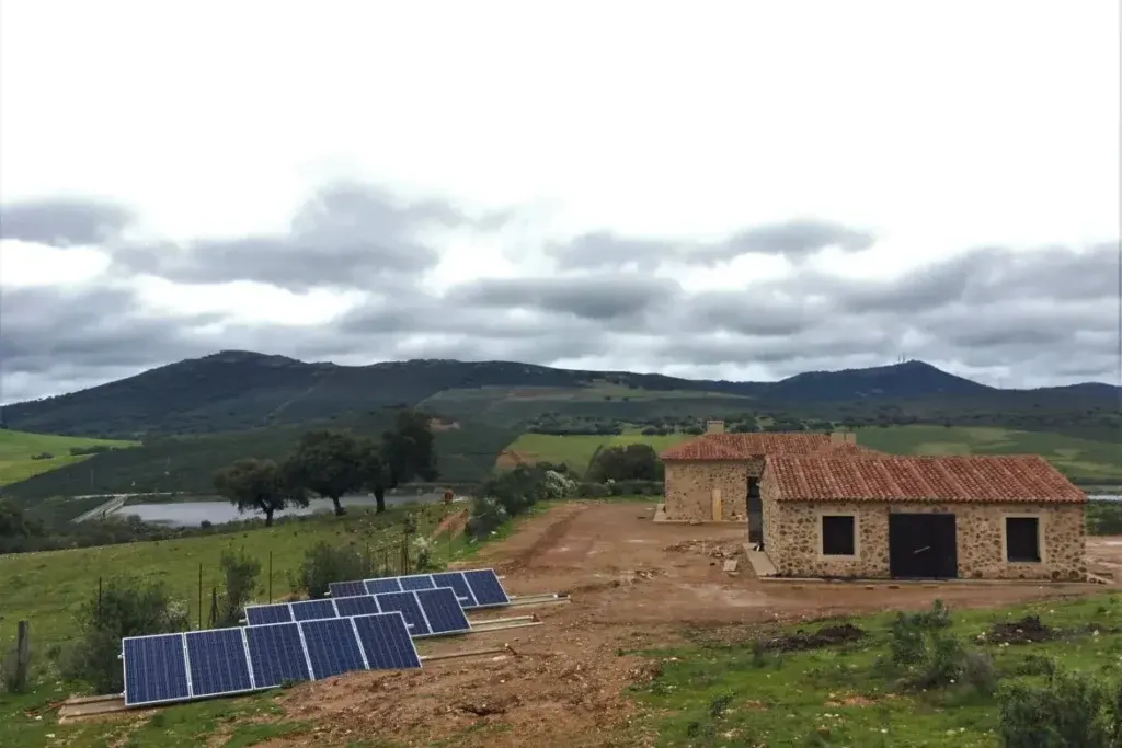 Vivienda aislada en el campo con una instalación de placas solares