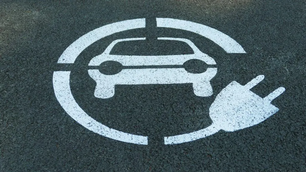 Señal de plaza de recarga para vehículos eléctricos pintada en el asfalto