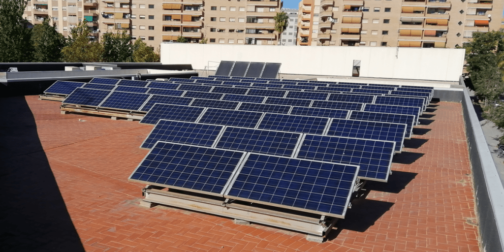 Placas solares en edificio instaladas con ayudas autoconsumo Andalucía 2025