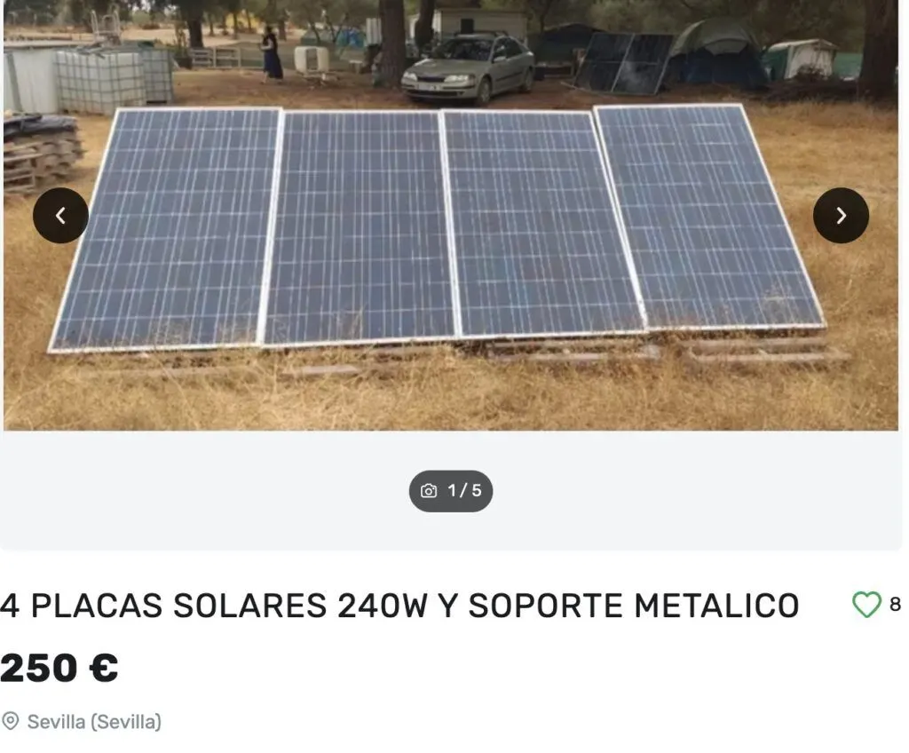 Anuncio real en un portal de compraventa: 4 placas solares de 240 W con soporte metálico por 250 €, apoyadas sobre el suelo en un terreno