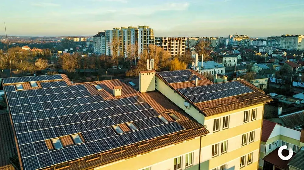 Edificios de viviendas con placas solares en sus cubiertas, un caso típico de autoconsumo colectivo en comunidades de vecinos