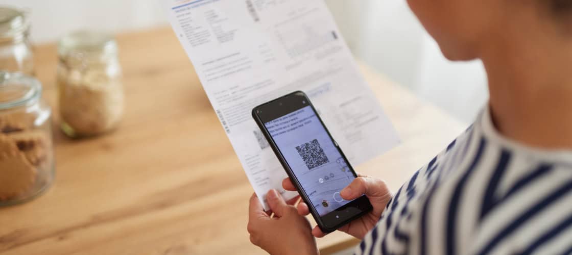 Pantalla con factura electrónica y apartado de cargos de la factura de la luz resaltado