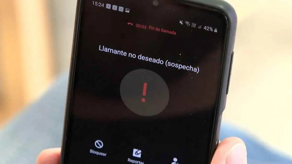 Móvil que muestra un aviso de «llamante no deseado», en referencia a la prohibición de llamadas comerciales no solicitadas del nuevo reglamento eléctrico