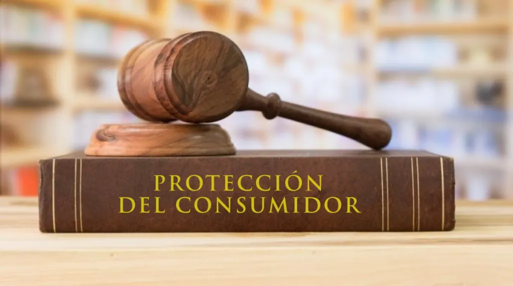 Mazo de juez sobre un libro titulado «Protección del consumidor»